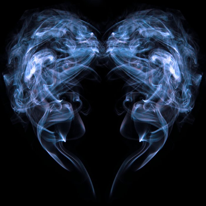 сердечко из дыма. дым в виде сердца. огненное сердце на черном фоне. сердечко из дыма. сердце из дыма.